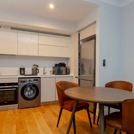 One Bedroom Flat Apartment *